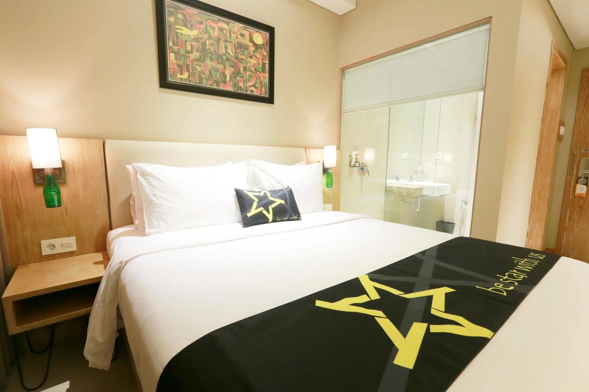 Yellow Star Gejayan Hotel Yogyakarta Exterior photo